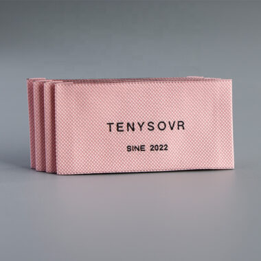 Folded woven neck clothing labels for garments